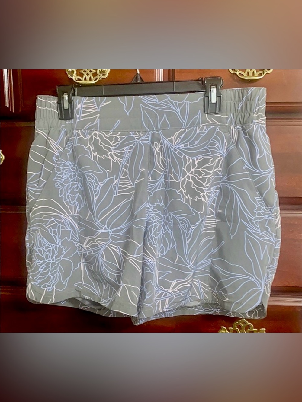 Columbia Alpine Chill Zero Athletic Shorts, Gray w/ Floral Line Design - L